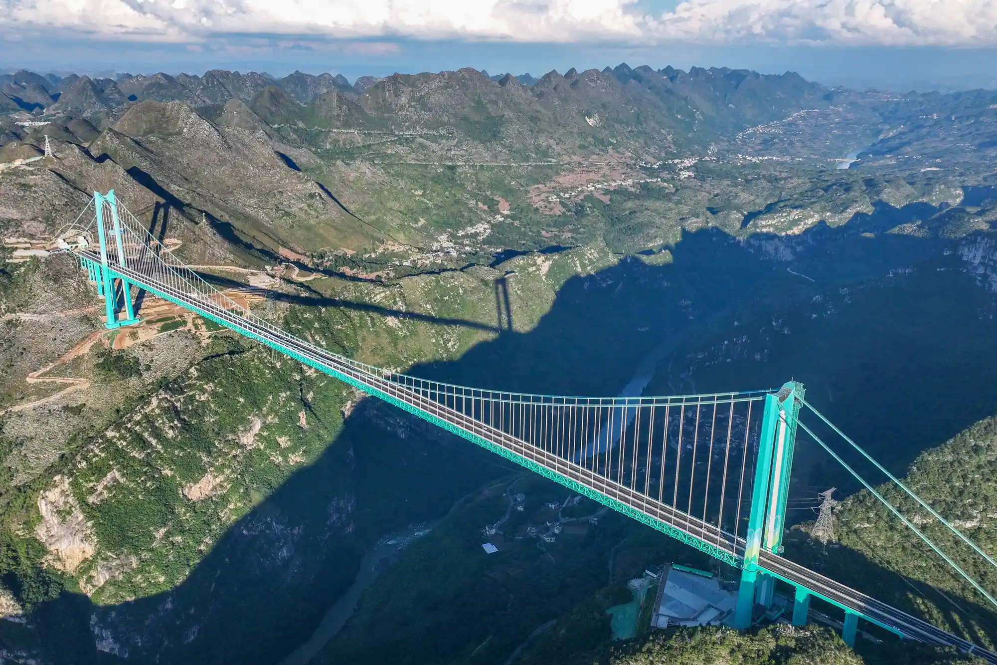 Huajiang-Grand-Canyon-Bridge-92925-8bcd057b3a0244bd8c752a47c4751453